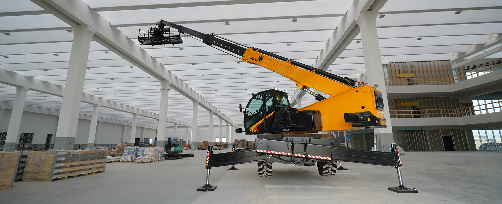 Industria — Telehandler DIECI en nave industrial